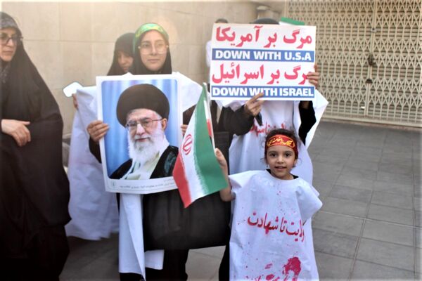 حماسه حضور نوجوانان کفن‌پوش قمی در راهپیمایی «عهد خون»