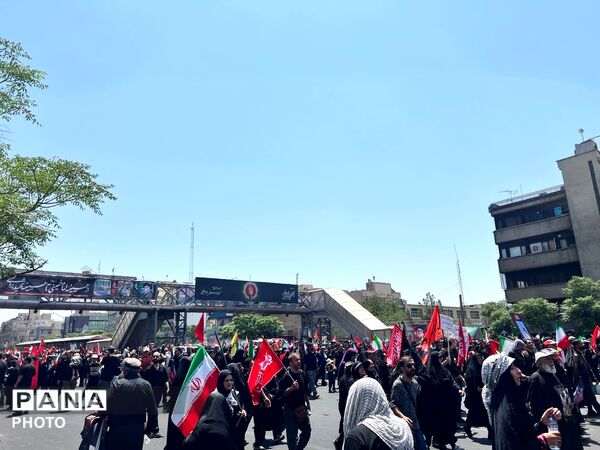 وداع  و تشییع تاریخی مردم با رهبر شهید