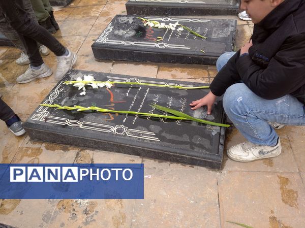 مراسم عطرافشانی مزار شهدا با حضور پرشکوه نوجوانان دهه نودی