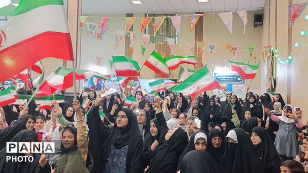 تجمع فرهنگیان و دانش‌آموزان ملکان در یادبود شهدای جنگ‌ تحمیلی سوم 