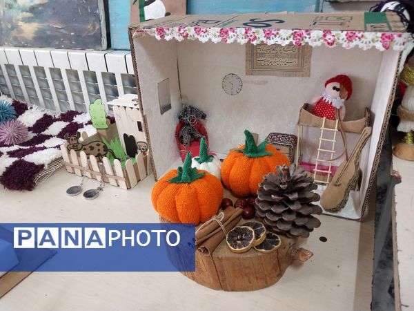 نمایشگاه آثار هنری دانش آموزان دبیرستان دلیری 