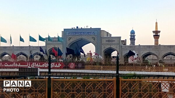 بیرق سیاه عزا در شب اول محرم بر گنبد ملکوتی امام هشتم برافراشته شد