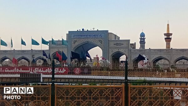 بیرق سیاه عزا در شب اول محرم بر گنبد ملکوتی امام هشتم برافراشته شد