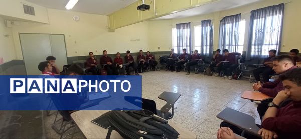 کلاس آموزشی هلال احمر در دبیرستان نمونه آیت الله خامنه ای