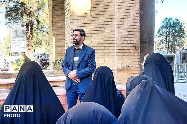 غبار روبی مزار شهیدان رجایی و باهنر با حضور وزیر آموزش و پرورش به مناسبت سالروز تاسیس امور تربیتی 