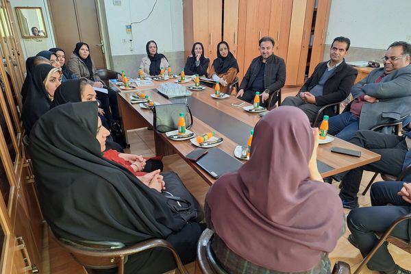 جلسه انجمن اولیا و مربیان و هیات امنا برای فردای دانش‌آموزان دبیرستان پویش شیراز 