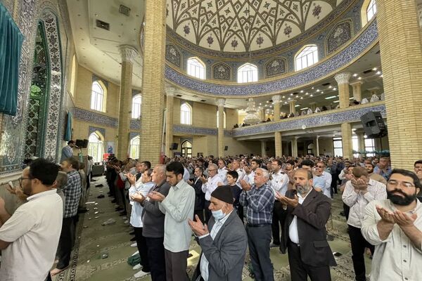 فرهنگیان شهرستان ملارد با حضور خود در نمازجمعه این هفته یاد شهید رجایی را گرامی داشتند 