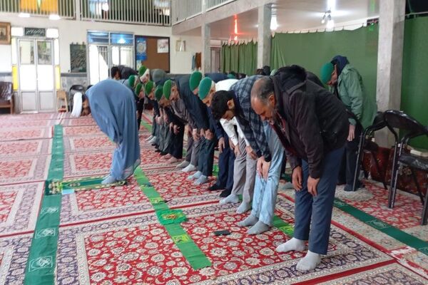 اقامه نماز جماعت باحضور معتکفین در مسجد جامع شهر بار نیشابور 