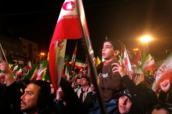 مشت‌های گره کرده مردم در تجمع شبانه میدان انقلاب