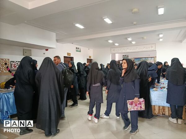 نمایشگاه خلاقیت های دانش آموزی در دبیرستان نفیسه فاضلی قم