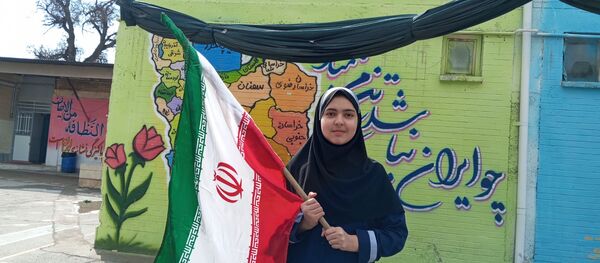  اجرای سرود همگانی (ایرانمون) توسط دانش آموزان مدرسه ناهید نخودی 