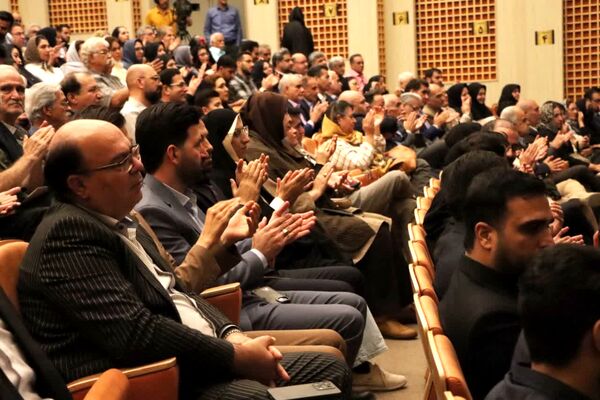 سند هویتی استاد ایرج افشار در یزد رونمایی شد
