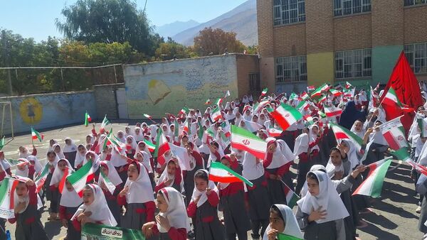 یک پرچم، یک نقشه، یک صدا: همبستگی و عشق به وطن در مدرسه پروین اعتصامی شازند