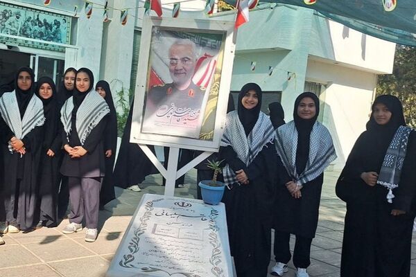 حضور دانش آموزان دبیرستان حجاب ناحیه یک شهرری در گلزار شهدا