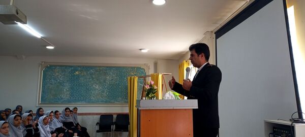 حضور آتش نشان به مناسبت وز آتش نشان و ایمنی در مدرسه نمونه دولتی وکیلی ۱۰