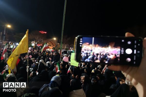 حضور دانش‌آموزان و نوجوانان در راهپیمایی شبانه اردبیل