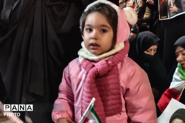 حضور دانش‌آموزان و کودکان بهارستانی در راهپیمایی شبانه «جنگ رمضان»