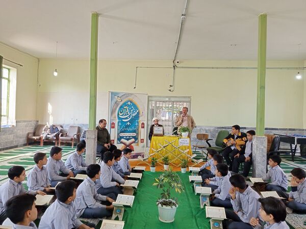 محفل انس با قرآن کریم در مدرسه برادران ابراهیمی‌نیا