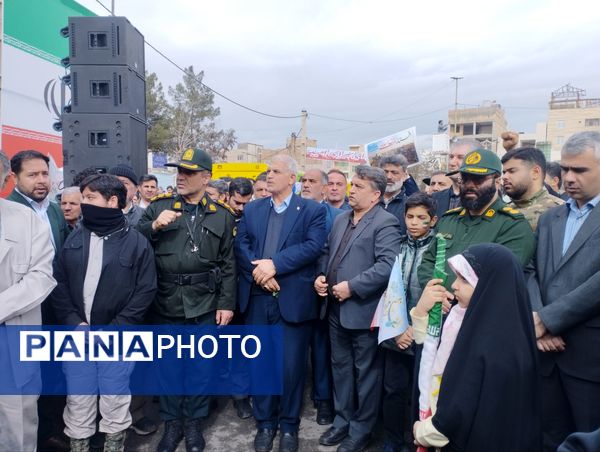 حضور دانش آموزان و جامعه بزرگ فرهنگیان در یوم الله 22 بهمن ماه در پاکدشت 