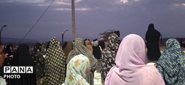  مردم در کنار شهدا، با نماز و زیارت تحویل سال را آغاز کردند