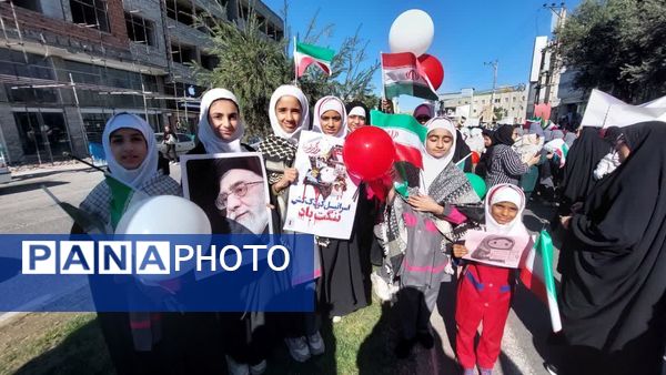 دانش آموزان دبستان بی بی کیا در راهپیمایی ۱۳ آبان