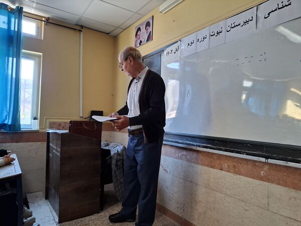 نشست دانش‌آموزی در راستای کیفیت‌بخشی به آموزش در دبیرستان دخترانه نبوت صفادشت