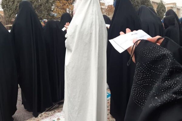  نماز باران در مدرسه جنت با حضور جمعی دانش‌آموزان