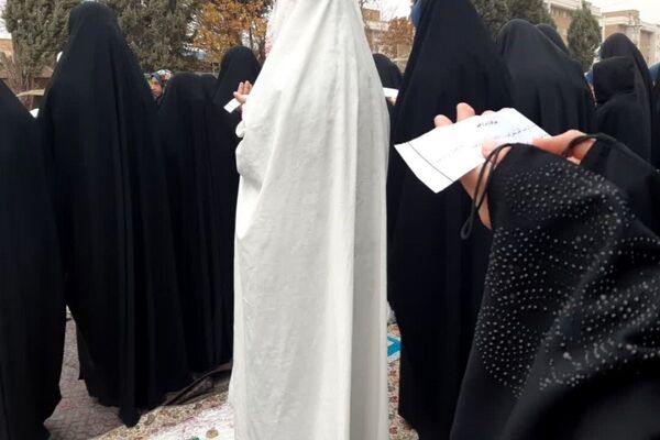 نماز باران در مدرسه جنت با حضور جمعی دانش‌آموزان