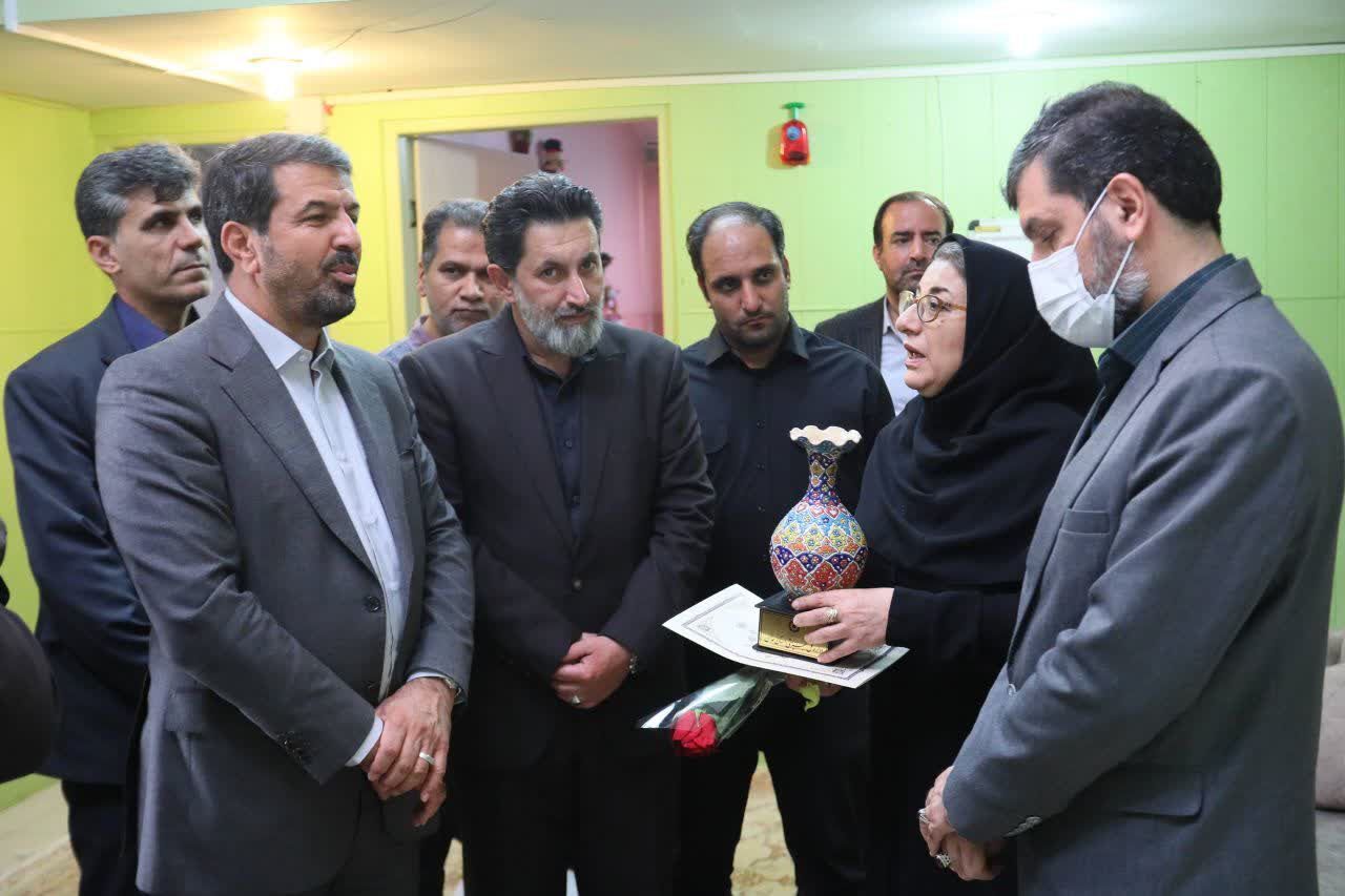 حضور استاندار همدان در کنار اعضای بهزیستی