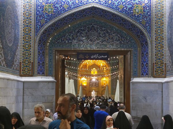 شکوه و سرور در بارگاه منور رضوی در شب ولادت پیامبر اعظم(ص)