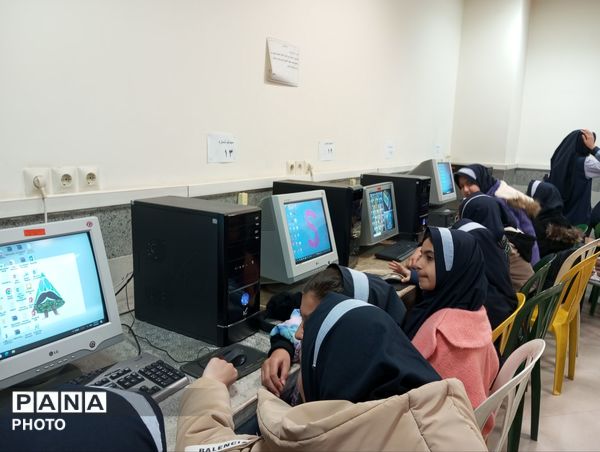 کلاس کامپیوتر ویژه دانش آموزان مدرسه ناهید نخودی 