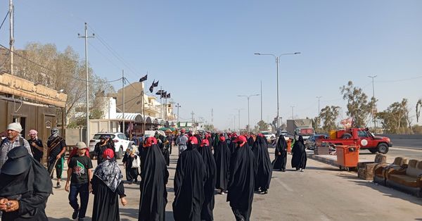 حضور پر شور مردم امام حسینی در پیاده روی اربعین