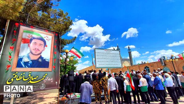 خادمین حرم مطهر رضوی غبار از مزار شهید نظافتی برداشتند