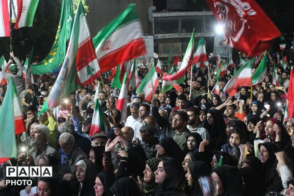 عقد دو زوج ورامینی در میدان امام خمینی ورامین در سالروز ازدواج حضرت علی(ع) و حضرت فاطمه (س)