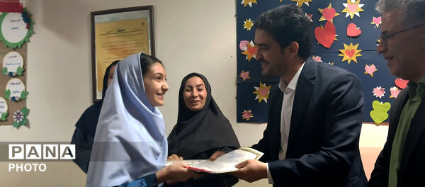 تجلیل از برگزیدگان جشنواره هنری فردا و المپیاد ورزشی در دبستان رضوان بهارستان‌دو