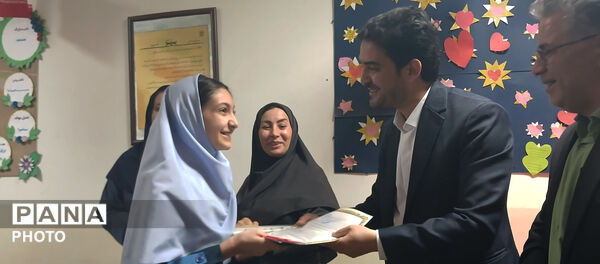 تجلیل از برگزیدگان جشنواره هنری فردا و المپیاد ورزشی در دبستان رضوان بهارستان‌دو