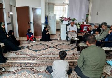 دیدار رئیس سازمان دانش آموزی یزد با خانواده شهید «محمدرضا آروز»