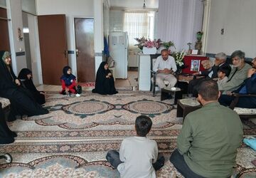 دیدار رئیس سازمان دانش آموزی یزد با خانواده شهید «محمدرضا آروز»