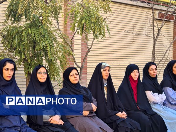 آئین نواختن زنگ مهر در دبیرستان دخترانه فرهنگ ۱۳ 