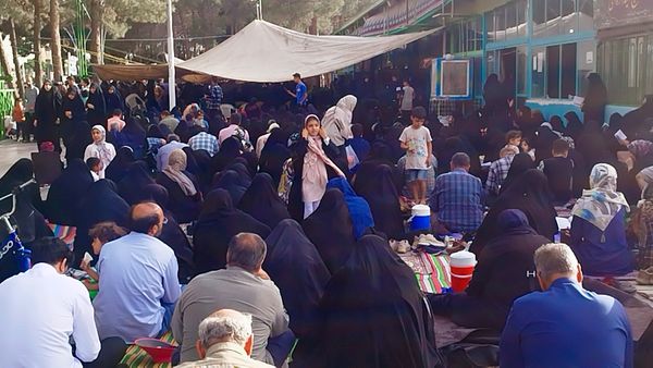 برپایی مراسم دعای عرفه در گلستان شهدای اصفهان