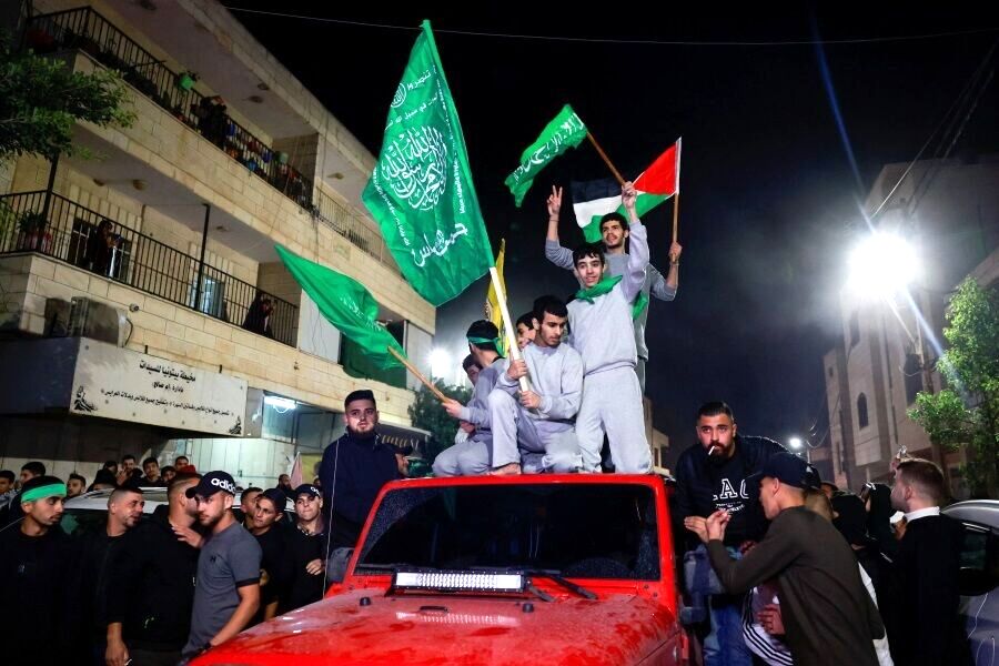  ۱۲ اتوبوس حامل اسرای آزاد شده فلسطینی به نوار غزه وارد شدند