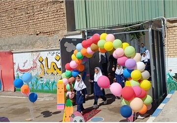 جشن شکوفه‌ها در دبستان برادران نیر زرقان