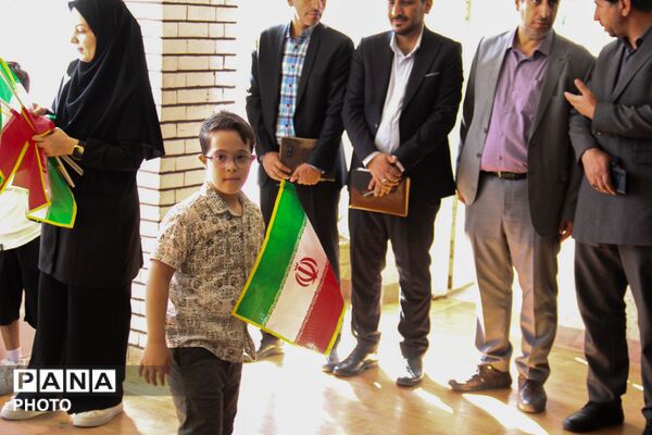 آیین نمادین جشن شکوفه‌ها در مدرسه استثنایی مدرس ۲ همدان