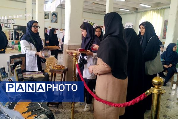 برگزاری جشنواره هفته مشاغل در هنرستان کوثر قیامدشت ری یک