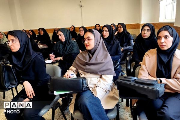  جلسه ضمن خدمت در دبیرستان نمونه‌دولتی ولایت بهارستان‌دو