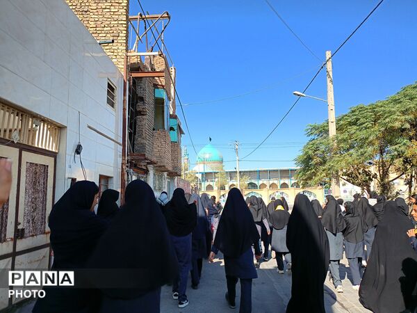غبارروبی گلزار شهدا توسط دانش آموزان دبیرستان فرهیختگان