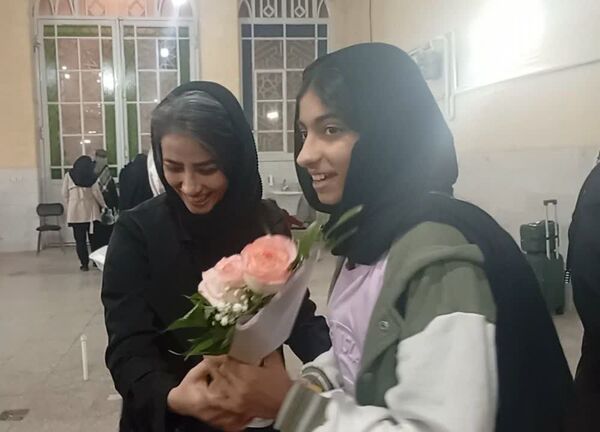استقبال خانواده‌های یزدی از فرزندان معتکف در پایان سه روز بندگی