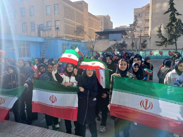 نواختن زنگ انقلاب در دبیرستان شهید محمدکاظم موسوی ناحیه ۲ کرج و شهرستان فردیس 