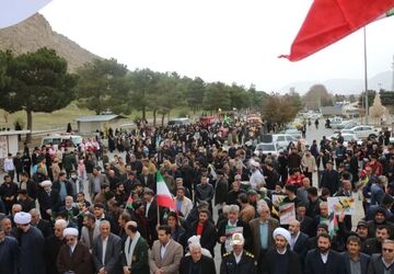 حضور پرشور مردم بیستون و دانش‌آموزان در راهپیمایی ۲۲ بهمن