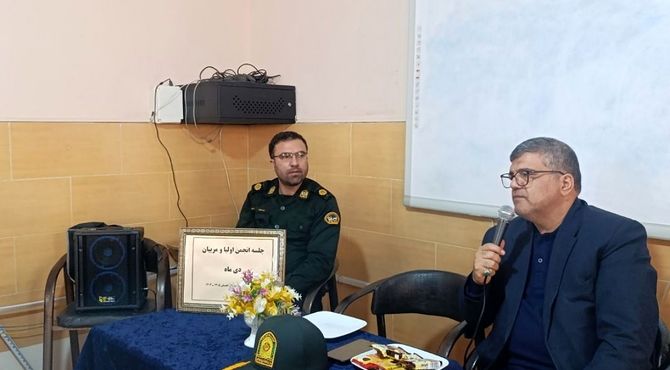 جلسه اولیا و مربیان با حضور مسئولین شهرستان قرچک در دبیرستان شهدای محراب 